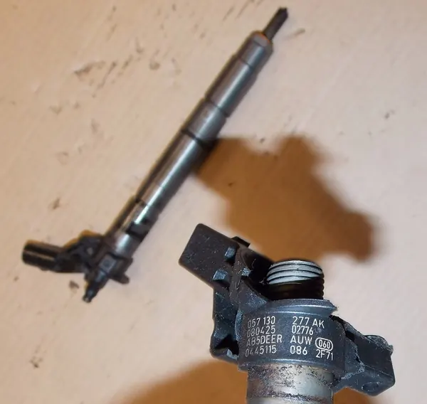 Iniettore AUDI A8 D3 4.2TDI 0445115086 image 2