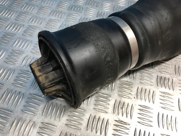 Takapään ilmaperi Mercedes ML W164 ML63 6.3 AMG image 4