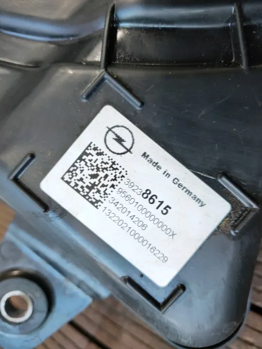 OPEL 39238615 OE AdBlue-säiliö Astra V K Lift:lle image 4