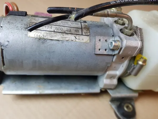 Mercedes W124 Cabrio dakpomp OEM 1248002348 image 3