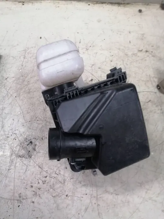 Subaru Luftfilterhus OEM XRA2384 - Begagnad image 2