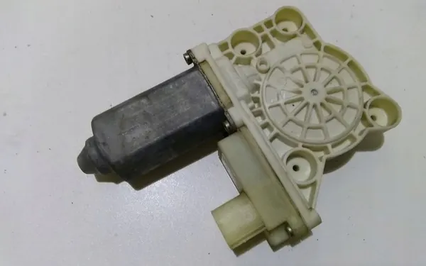 Vasemman takaluukun moottori BMW E65 E66 8382001 image 2