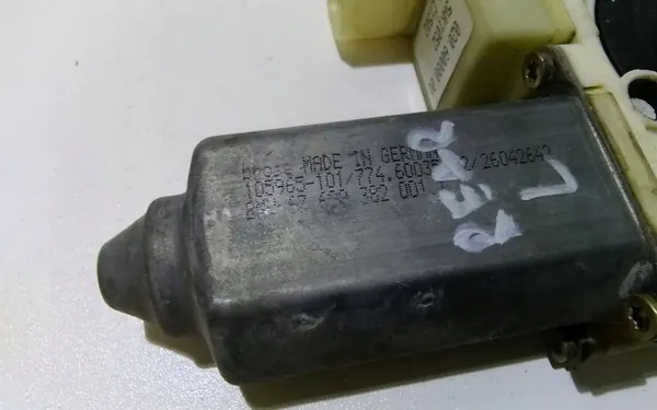 Vasemman takaluukun moottori BMW E65 E66 8382001 image 3