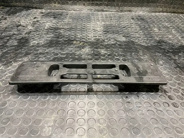 Volvo S90/V90 Front Kennzeichenhalter OEM 32227590 image 3