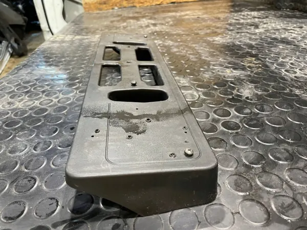 Volvo S90/V90 Front Kennzeichenhalter OEM 32227590 image 4