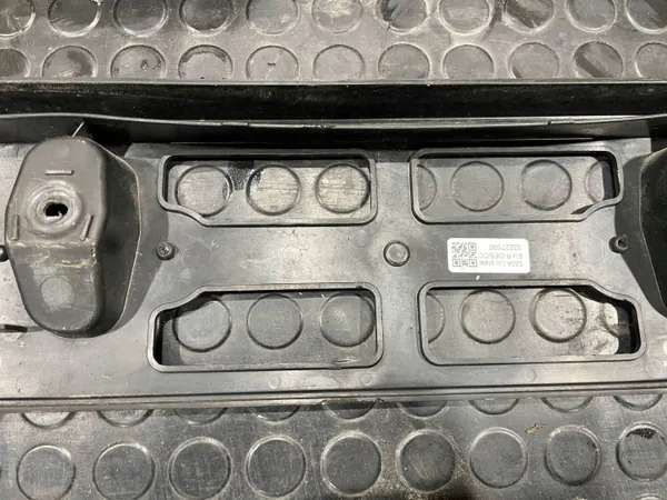 Volvo S90/V90 Front Kennzeichenhalter OEM 32227590 image 6