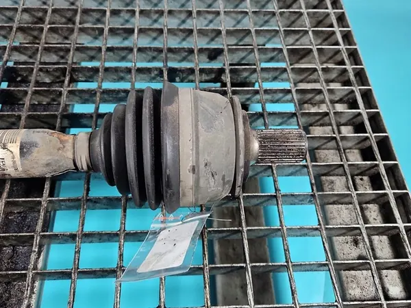 Semi-eixo dianteiro esquerdo Mercedes W176 1.5 CDI Manual image 2