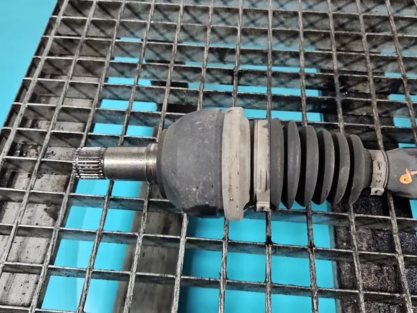 Semi-eixo dianteiro esquerdo Mercedes W176 1.5 CDI Manual image 3