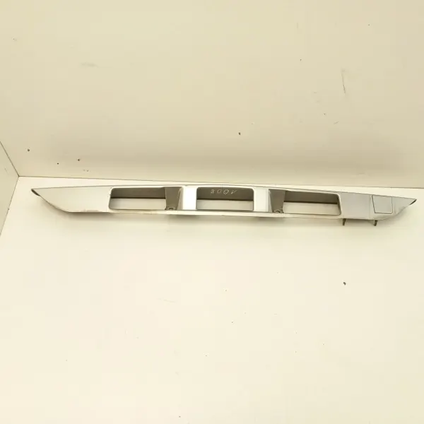 Feu plaque arrière Mazda MPV 2004 OEM LC6250811 image 2