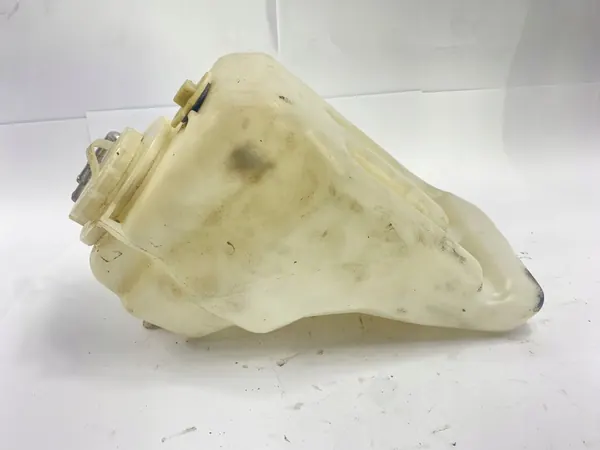 Lämmitetty tuulilasinpesunesteen säiliö Mercedes W124 image 3