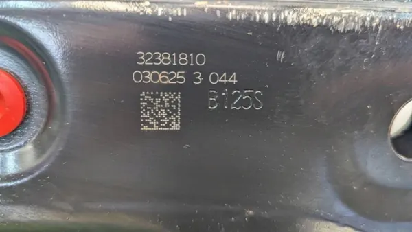 Cuna Delantera Volvo OEM 32381810 - Usado image 8
