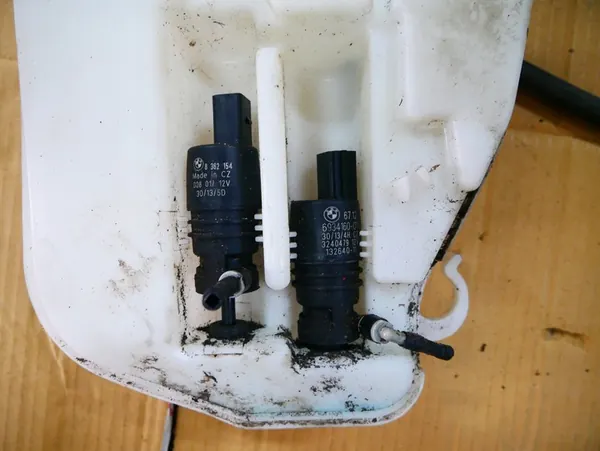 BMW F11 F10 Ruitensproeiervat 8050439 image 6