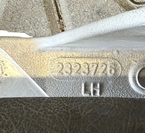 Scania ohjaamon kiinnitystyyny OEM 2621045 2323726 image 3