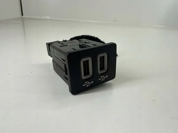 Ford Ecosport USB-portti OEM HC3T14F014DB image 3