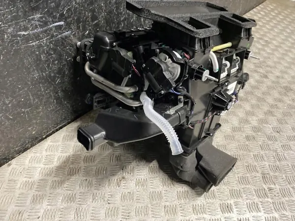 Boîtier de souffleur XPeng P7 2025 8105004EF1 image 2