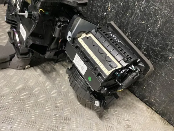 Boîtier de souffleur XPeng P7 2025 8105004EF1 image 3