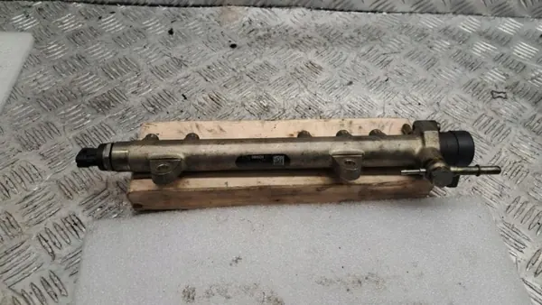 Fiat OE 0445214044 Rail de inyección - Usado image 2