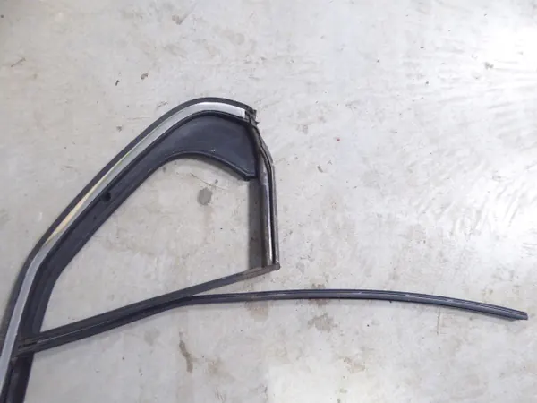 VW Jetta Takaoven Kehys Vasen - OE-Laatu Käytetty image 4