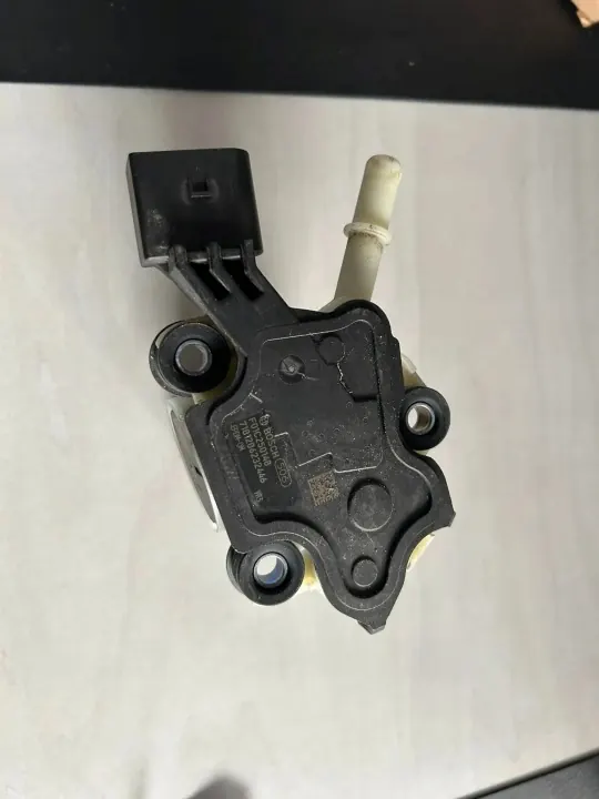 Käytetty AdBlue-pumppu OEM F01C250140 VW Caddy image 2