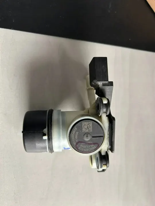 Käytetty AdBlue-pumppu OEM F01C250140 VW Caddy image 3