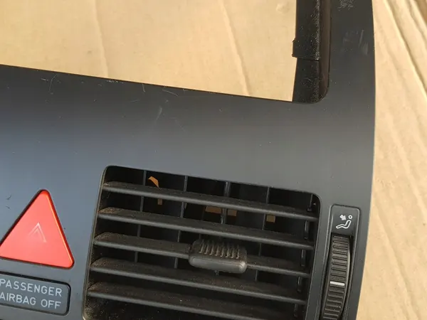 Painel de ventilação central / VW Touran I 2003-2006 / Funcional image 10