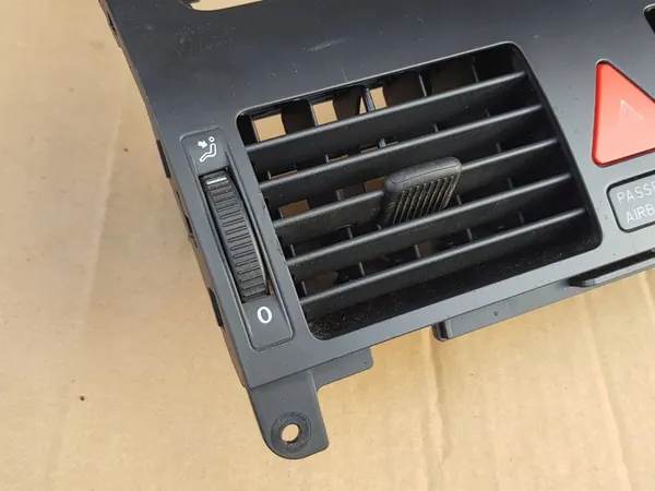 Painel de ventilação central / VW Touran I 2003-2006 / Funcional image 5