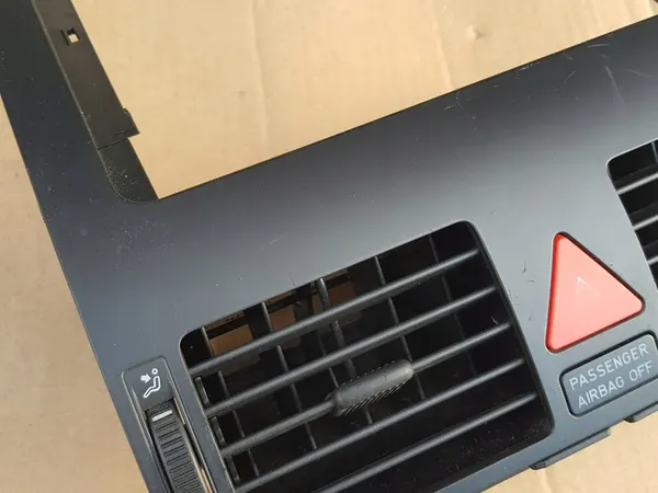 Painel de ventilação central / VW Touran I 2003-2006 / Funcional image 8