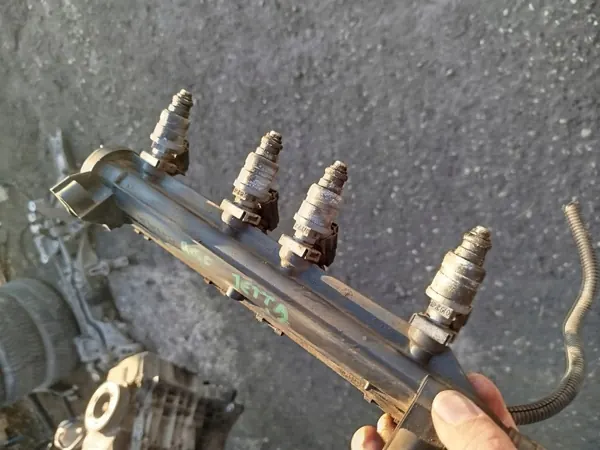 OEM 06A133317AS Rail de inyección para VW Golf V image 2