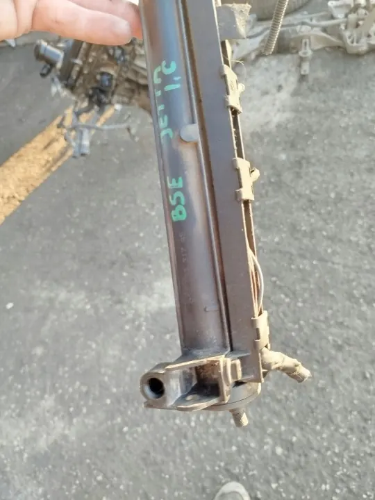 OEM 06A133317AS Rail de inyección para VW Golf V image 5