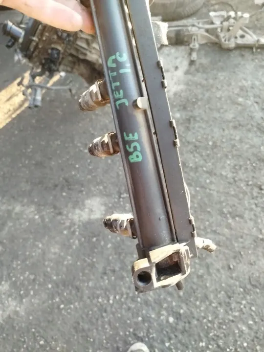 OEM 06A133317AS Rail de inyección para VW Golf V image 6