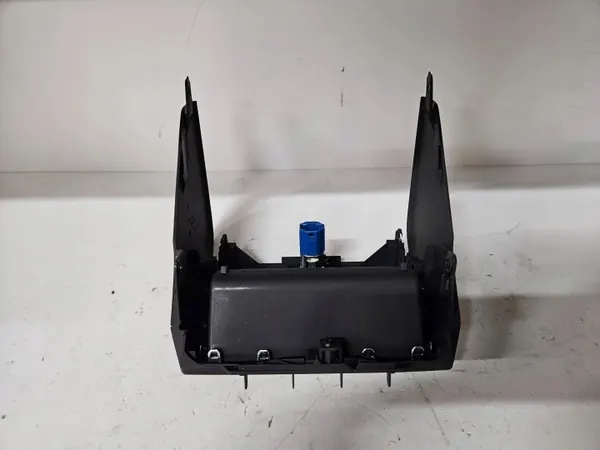 Audi A6 S6 C8 4K 2021 Taka-Tunnelipäällyste OEM 4K0863300 image 3