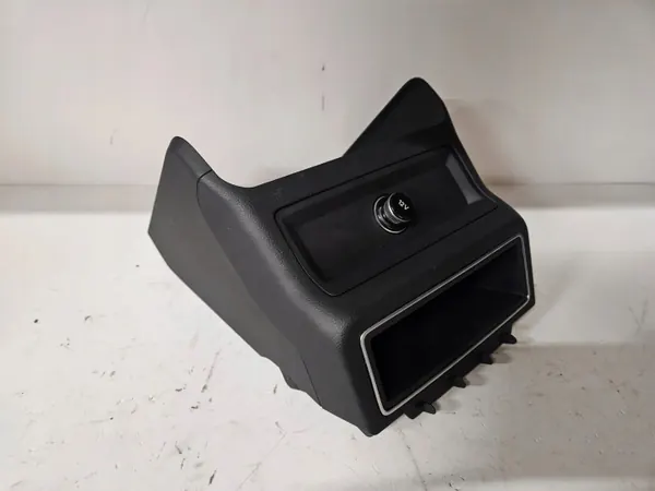 Audi A6 S6 C8 4K 2021 Taka-Tunnelipäällyste OEM 4K0863300 image 6