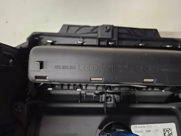Audi A6 S6 C8 4K 2021 Taka-Tunnelipäällyste OEM 4K0863300 image 7