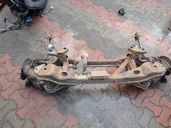Viga suspensión trasera VOLVO S40 II OEM Usado image 3
