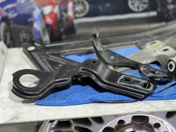 Soporte de guardabarros izquierdo BMW X1 F48 OEM 7329447 image 3
