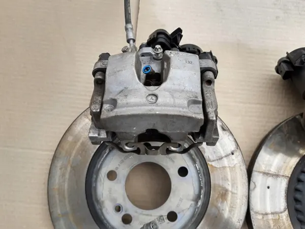 Mercedes AMG Remklauwen & Schijven Voor OEM TYL KOMPLET SWAP 43 image 8