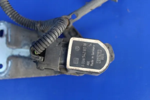 Sensor de nível dianteiro Mercedes CLS W218 A0065428318 image 3