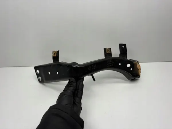 Audi A8 4N Kotflügelhalter links vorne OEM 4N0821135B image 2