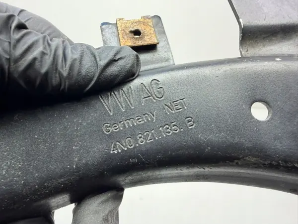 Audi A8 4N Kotflügelhalter links vorne OEM 4N0821135B image 5
