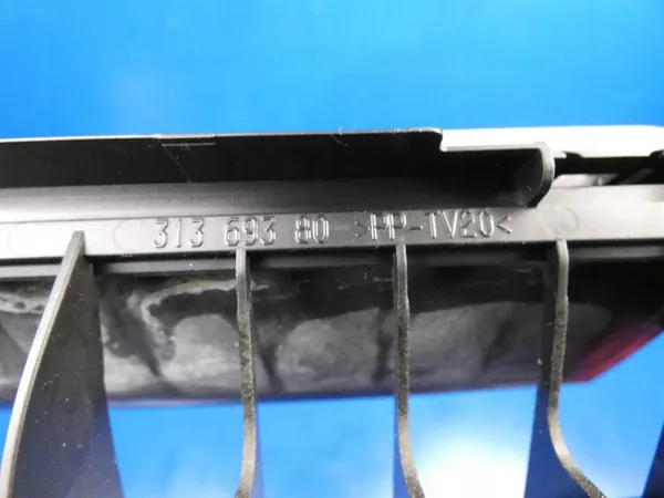 Volvo XC90 2020 Takapuskurin tuuletusritilä OEM 31369380 image 3