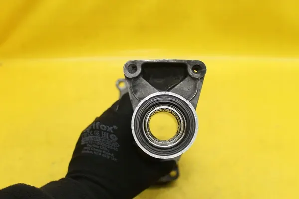 VW T4 2.4 D Half Shaft Support 02B409320C image 5