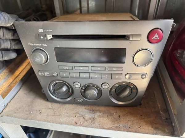 Lecteur Radio Subaru Legacy 2005-2006 AM/FM OEM 86201AG62A image 1