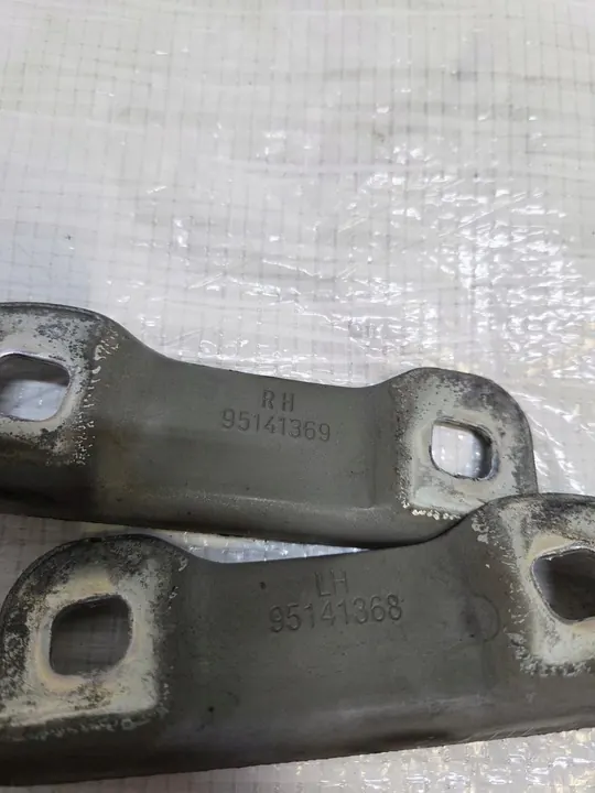 CHEVROLET TRAX HOOD HINGE RIGHT 95141369 LEFT 95141368 image 6