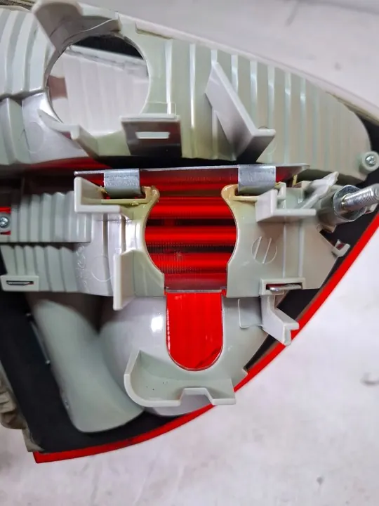 BMW 3 E90 E91 2007 Luz trasera derecha del maletero image 3