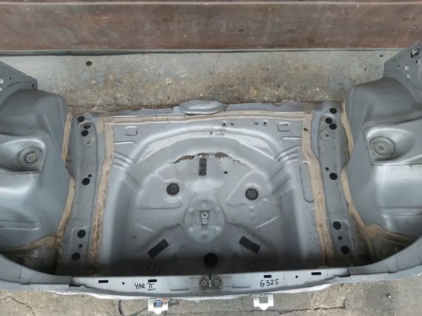 Plancher arrière Toyota Yaris II OEM YARIS II PAS TYLNY OKULAR image 6
