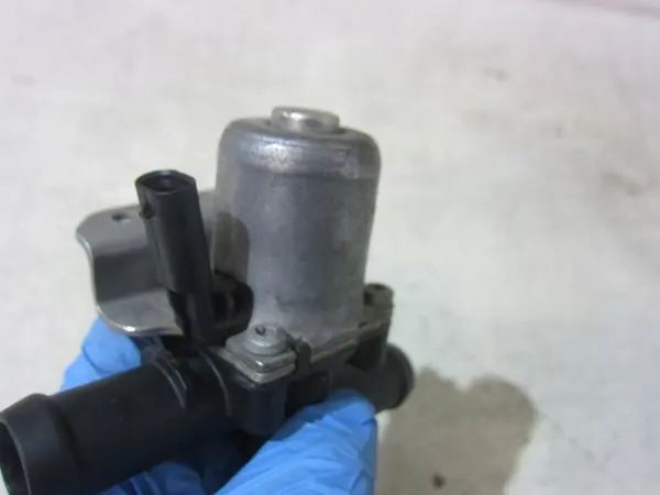 BMW Vattenpumpsventil OEM 64119254742 - Begagnad image 3