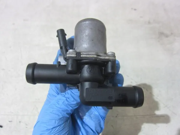 BMW Vattenpumpsventil OEM 64119254742 - Begagnad image 4