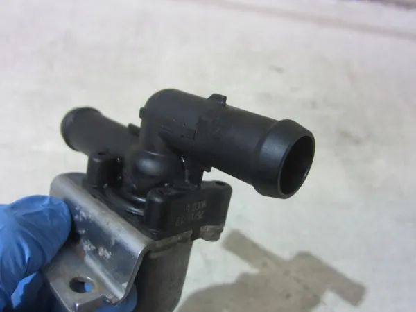 BMW Vattenpumpsventil OEM 64119254742 - Begagnad image 6