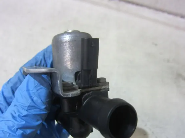 BMW Vattenpumpsventil OEM 64119254742 - Begagnad image 7