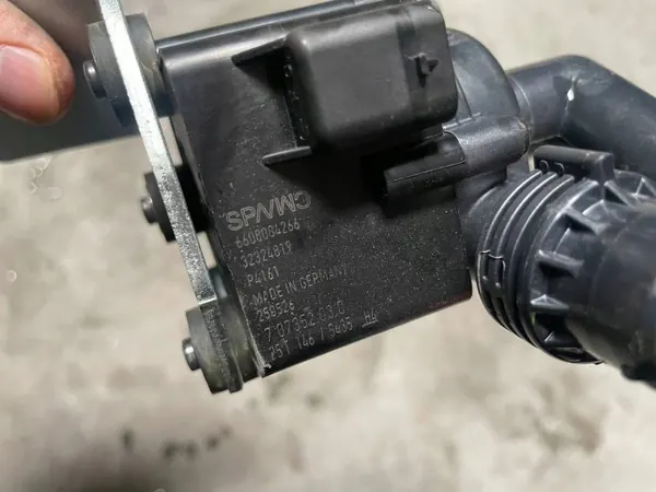 Volvo vesipumppu OEM 32324819 XC40 2.0 B3:lle image 3